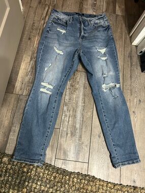 Judy Blue Medium Wash Boyfriend fit distressed Jeans